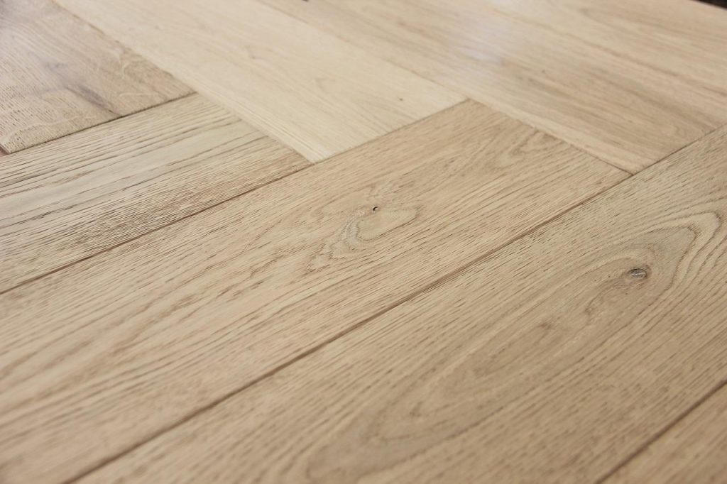 PVC visgraat vloer in elegante houttint met klassiek visgraatpatroon voor moderne interieurs