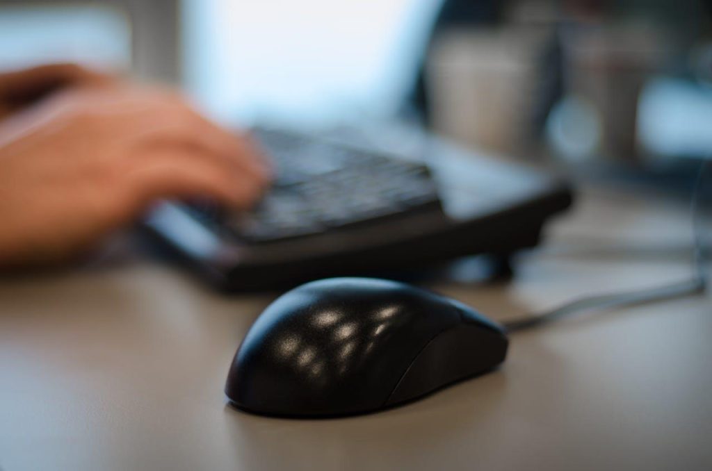 Professioneel werkend met laptop - Verandert jouw salaris in 2024 door economische trends en persoonlijke ontwikkeling