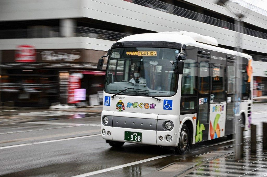 Moderne touringcar voor groepstransport bij evenementen met comfortabele zitplaatsen en airconditioning