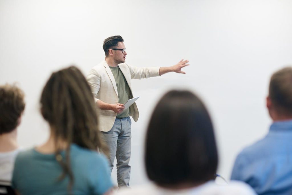Docent voortgezet onderwijs tijdens interactieve cursus over formatief evalueren en leerlingbegeleiding