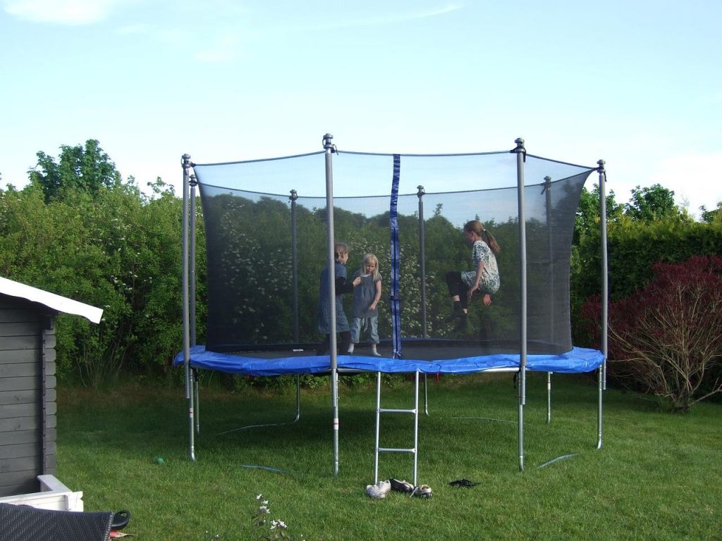 Moderne trampoline met technologische innovaties inclusief veiligheidsnetten en LED-verlichting voor veilig springen