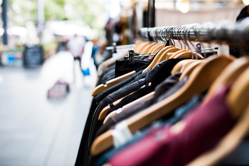 Moderne kledingkast op maat in Amersfoort met optimale indeling voor perfect georganiseerde kleding en opbergruimte